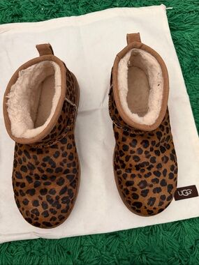 UGG ultra mini leopard print sheep fur lined size 8